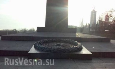Вечный огонь в Киеве снова залили цементом (ВИДЕО)