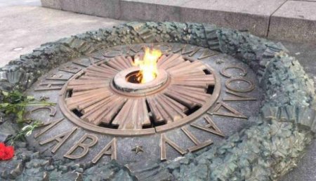 Следы вандализма убраны. Вечный огонь в Киеве снова горит