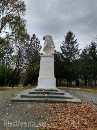 Пушкин виноват! В Молдавии вандалы осквернили памятник великому поэту (ФОТО)