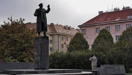 В Праге осквернили памятник советскому маршалу Коневу