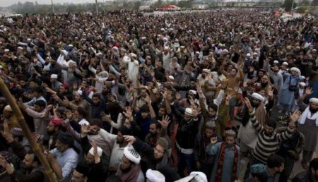 Более 200 человек пострадали в ходе массовых беспорядков в Исламабаде
