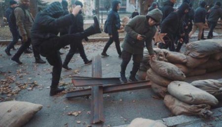 В съёмках принимали участие настоящие нацисты: боевики «Нацкорпуса» напали на съемочную площадку сериала про НКВД