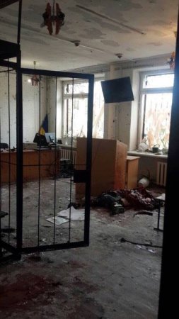 Появились фото взрывов в суде Никополя