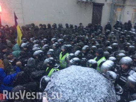 Сторонники Саакашвили окружили СИЗО, заблокировали улицу (ФОТО, ВИДЕО)