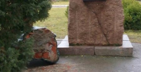 В Черниговской области неизвестные разрушили памятник лидеру советских партизан Фёдорову