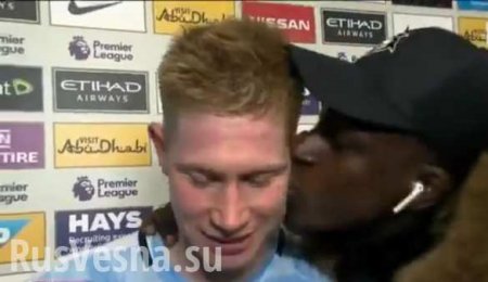 Их нравы: футболист «Манчестер Сити» ворвался в прямой эфир с поцелуем для партнера (ВИДЕО)