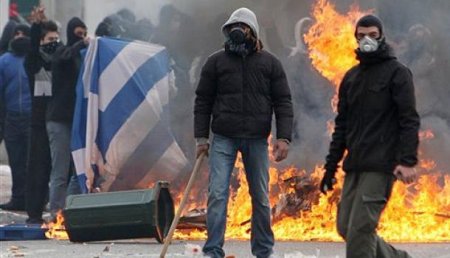 В Греции изымают из продажи молоко и сосиски после угроз анархистов