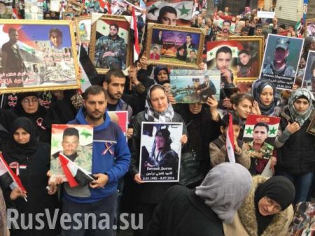 «Бессмертный полк»: 10000 сирийцев пронесли плакаты военных России и САР в благодарность за освобождение Алеппо (ФОТО)