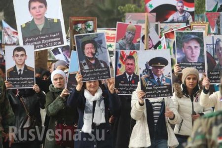 «Бессмертный полк»: 10000 сирийцев пронесли плакаты военных России и САР в благодарность за освобождение Алеппо (ФОТО)