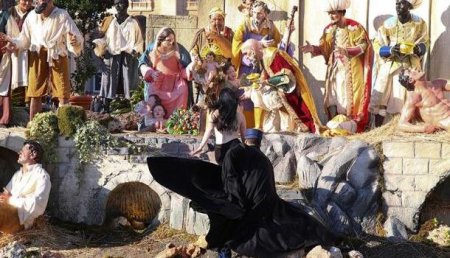 Появились фото, как украинка схватила статую Иисуса в центре Ватикана