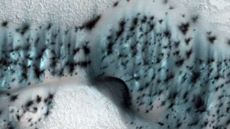 «Новогодний» Марс в снегу из углекислого газа — необычные кадры (ФОТО)
