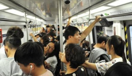 В пекинском метро запустили первые разработанные Китаем беспилотные поезда