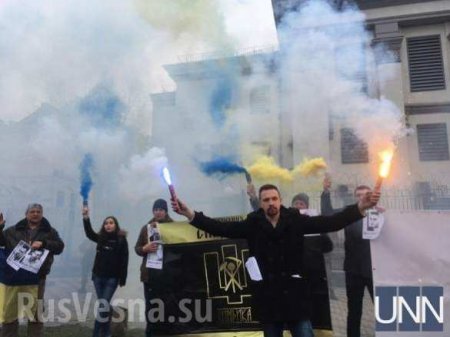 Новогодние беспорядки: боевики «АТО» зажгли файеры под посольством России в Киеве (ФОТО, ВИДЕО)