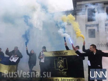 Новогодние беспорядки: боевики «АТО» зажгли файеры под посольством России в Киеве (ФОТО, ВИДЕО)