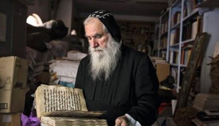 Монах-христианин спасает древние мусульманские рукописи в горячих точках