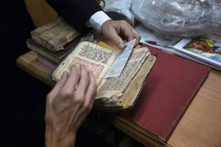 Монах-христианин спасает древние мусульманские рукописи в горячих точках