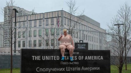 В Киеве активистка Femen в образе Трампа разделась возле посольства США (ФОТО)
