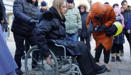 В лучших традициях: Собчак села в инвалидную коляску (ФОТО, ВИДЕО)