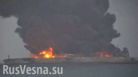 У берегов Китая горит танкер, есть угроза взрыва (ФОТО)
