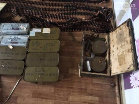В Луганской области у пожилой женщины изъяли арсенал боеприпасов