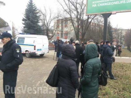 Символично: В налоговую полицию на улице Героев Майдана кинули гранату, есть раненые (ФОТО)