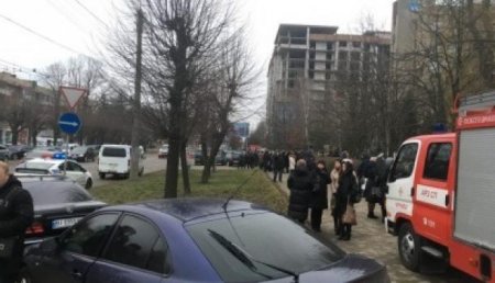Взятку принесли гранатами: в здании налоговой службы Черновцов прогремел взрыв