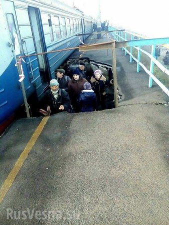 Украинцы ждут поезда в яме: люди разобрали платформу на металл (ФОТО)