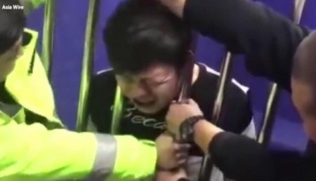 Преступление и наказание: В Китае заключенный застрял головой в решетке и расплакался
