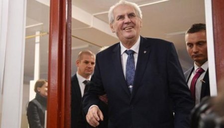 Земан победил в первом туре президентских выборов в Чехии