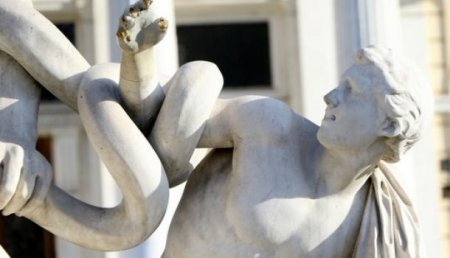 Стоял без вышиванки?: В Одессе изуродовали скульптуру Лаокоона