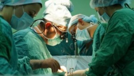 Петербургские хирурги помогут восстановить палец раненной при ЧП в Бурятии девочке