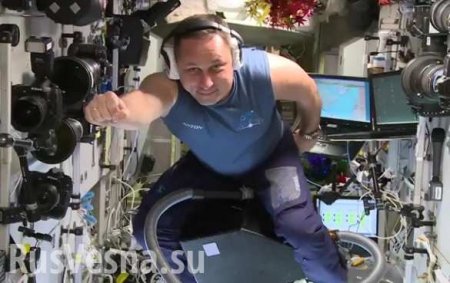 Российский космонавт провел «летные испытания» пылесоса в космосе (ФОТО, ВИДЕО)