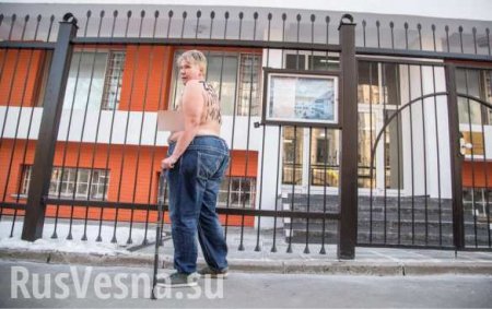 Ошибочка вышла: Участница Femen разделась не у того посольства (ФОТО)