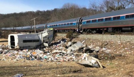 Поезд с американскими политиками врезался в мусоровоз, один человек погиб