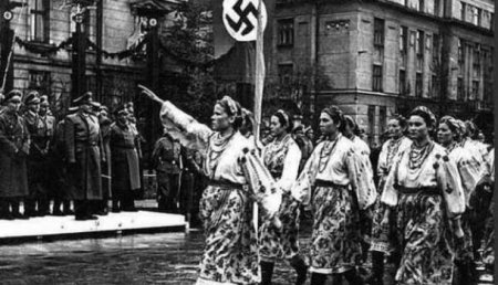 В ответ на запрет Польшей «бандеровской» идеологии в Тернополе приравняли флаг нацистов к государственному