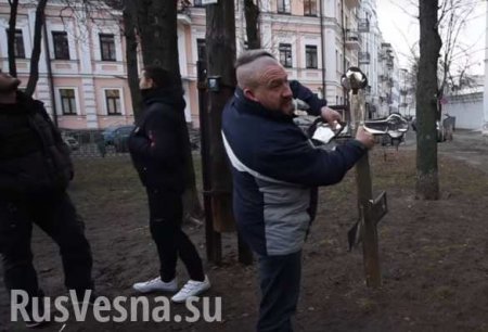 Неонацисты уничтожили Поклонный крест в Киеве (ВИДЕО)
