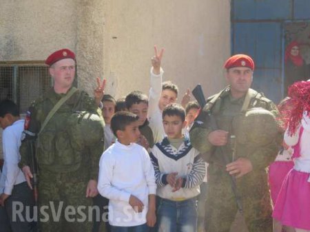 «Катюша» и «Полюшко поле»: Сирийские красавицы и дети встретили российских военных песнями (ФОТО)