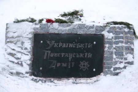 В Харькове памятник боевикам УПА раскрасили в цвета польского флага (ФОТО)