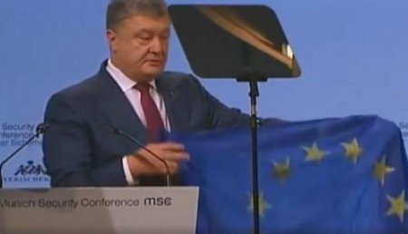 «Российский стяг не должен реять нигде»: в Мюнхене Порошенко показывал всем свой флаг