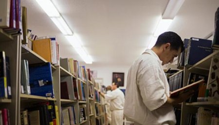 В Краснодаре пенсионер вербовал сторонников в экстремистскую организацию в библиотеке