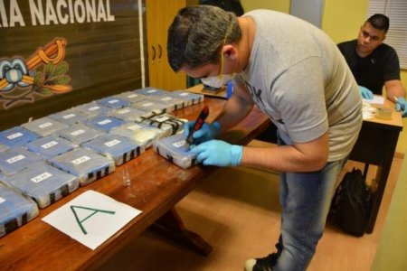 В диппочте российского посольства в Аргентине перехватили 400 кило кокаина