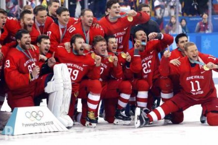 Эмоциональный триумф: хоккейная сборная России и трибуны хором исполнили гимн России (ВИДЕО)