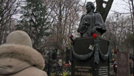 Полиция Киева размышляет, кто мог украсть гирлянды с памятника Леси Украинки