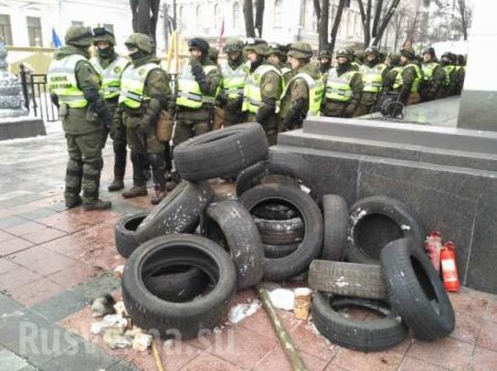 Бои под Верховной Радой: в правоохранителей летят камни и шины, есть пострадавшие и задержанные (ФОТО, ВИДЕО)