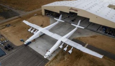 Stratolaunch: Опубликовано видео испытаний самого большого в мире самолета