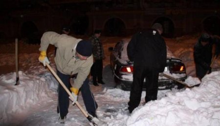 Всё для людей: власти Одессы раздают всем желающим лопаты для уборки снега