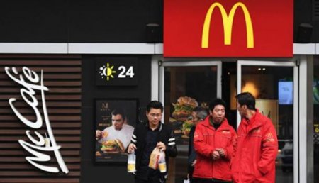 В китайском McDonald’s стали продавать «русский» бургер с колбасой