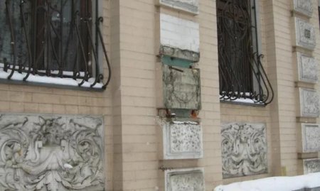 В Киеве украли бюст Леси Украинки c фасада здания музея поэтессы