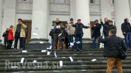 Типичная Украина: В Полтаве «активисты» избили чиновников горсовета (ФОТО, ВИДЕО 18+)