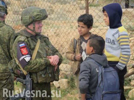 Трогательные кадры: Как бежавшие от боевиков дети Гуты не хотели отпускать российских военных (ФОТО, ВИДЕО)
